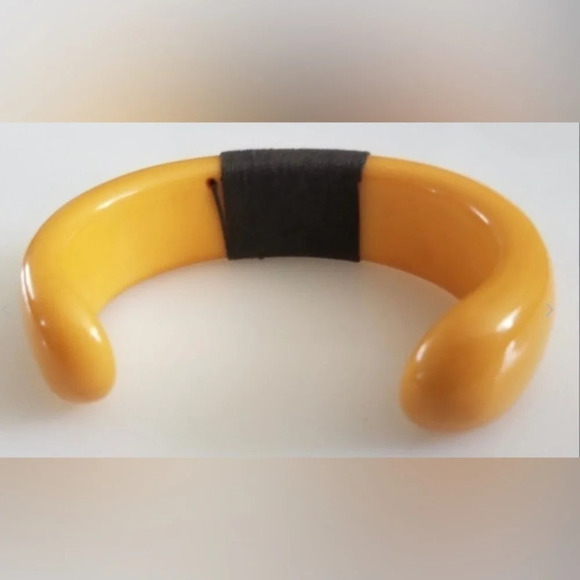 Bakelite Vintage 1940s Butterscotch Cuff Bracelet in Wrapped Thread​ TESTED EUC - Picture 3 of 4